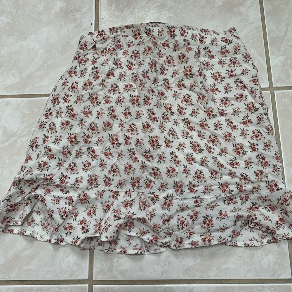 hollister size xs: floral white skirt with buttons - Picture 4 of 5